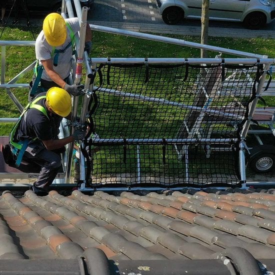 Alumīnija tornis 135х250 cm 8,2m darba augstums* ar liftu saules paneļiem un jumtas malu aizsardzību Safeguard Alumīnija tornis 135х250 cm 8,2m darba augstums* ar liftu saules paneļiem un jumtas malu aizsardzību Safeguard